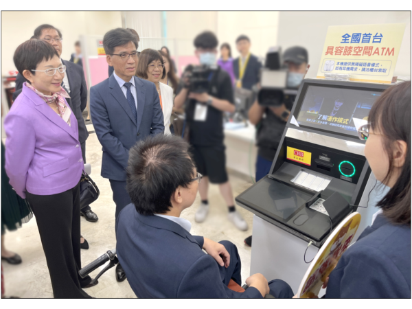 彰銀領先同業設置全台首台容膝式ATM，前排右金管會主委彭金隆、前排左財政部部長莊翠雲。